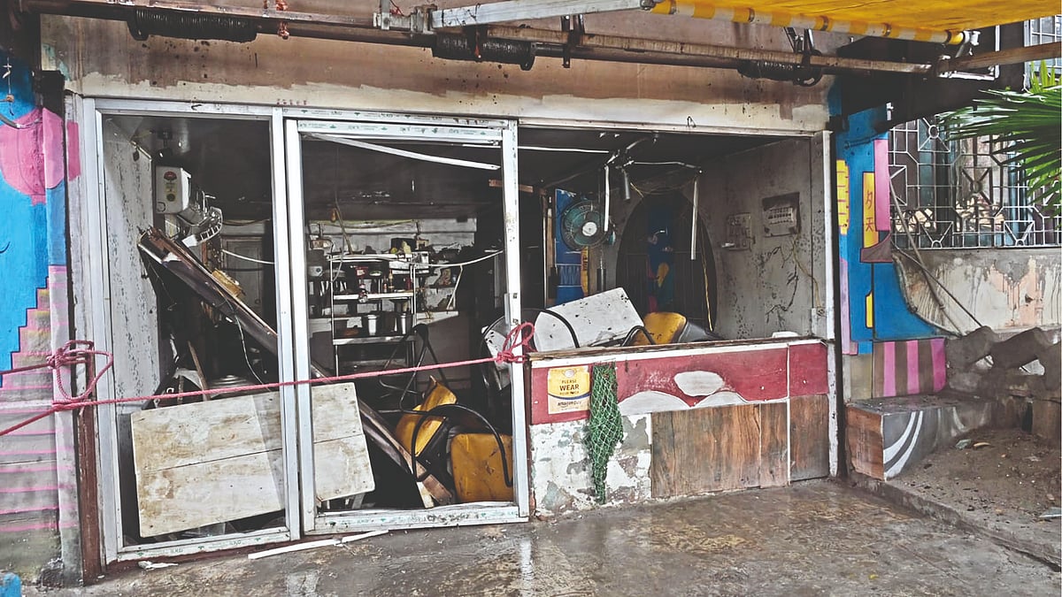 | Photo: X : 1 Injured After Blast At Jodhpur Park Cafe In South Kolkata, Probe Underway